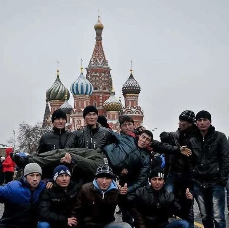 Сколько таджиков на сво. Таджики в Москве. Мигранты в России.