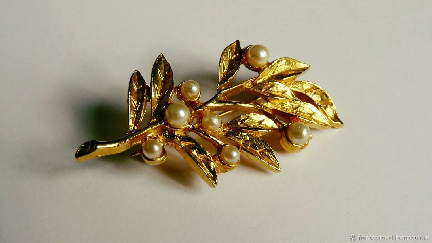 брошь колибри соколов. брошь с хризолитом. брошь с розой на санлайт. золотые броши. золотые броши.