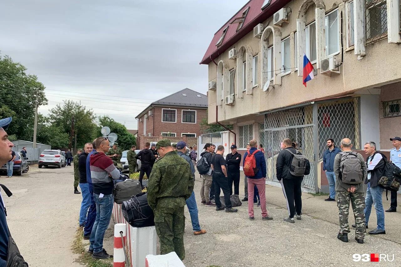 Добровольцы на фронт. Очереди в военкоматы в украине. Очереди в военкоматы в россии. Добровольцы на великую отечественную. Военный призыв.