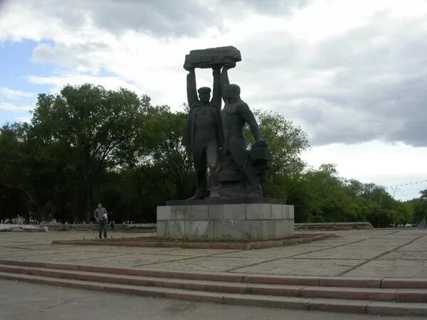 Шахтеры донбасса. Город гай памятник шахтеру. Памятник шахтерам караганда. Памятник горняк гай. Солигорск памятник шахтеру.