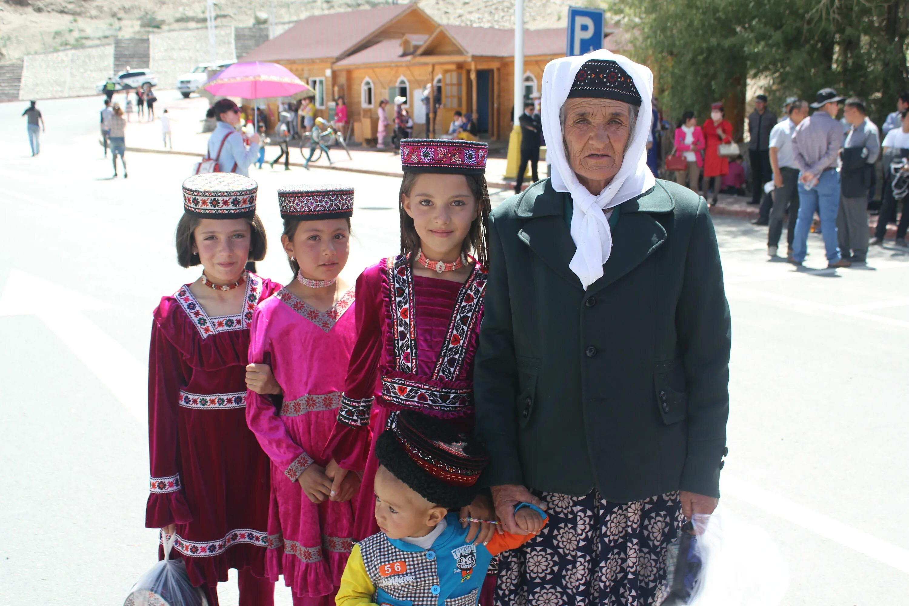 Таджикская семья. Узбекская семья. Семья в Таджикистане. Узбечки в национальной одежде. Русский таджикский сколько
