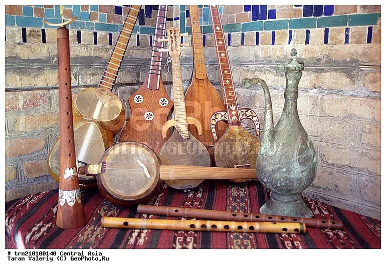 Деревянный инструмент средней азии. Азербайджанские музыкальные инструменты кеманча. Карнай сурнай инструмент музыкальный. Гайчак музыкальный инструмент. Узбекский трехструнный инструмент.