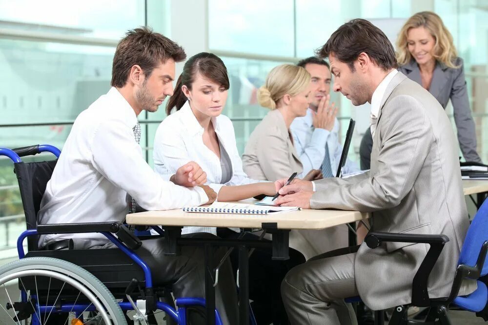 Группа с ограниченными возможностями. Профессиональная реабилитация инвалидов. Трудоустройство инвалидов. Люди с ОВЗ на работе. Работники с ограниченными возможностями.