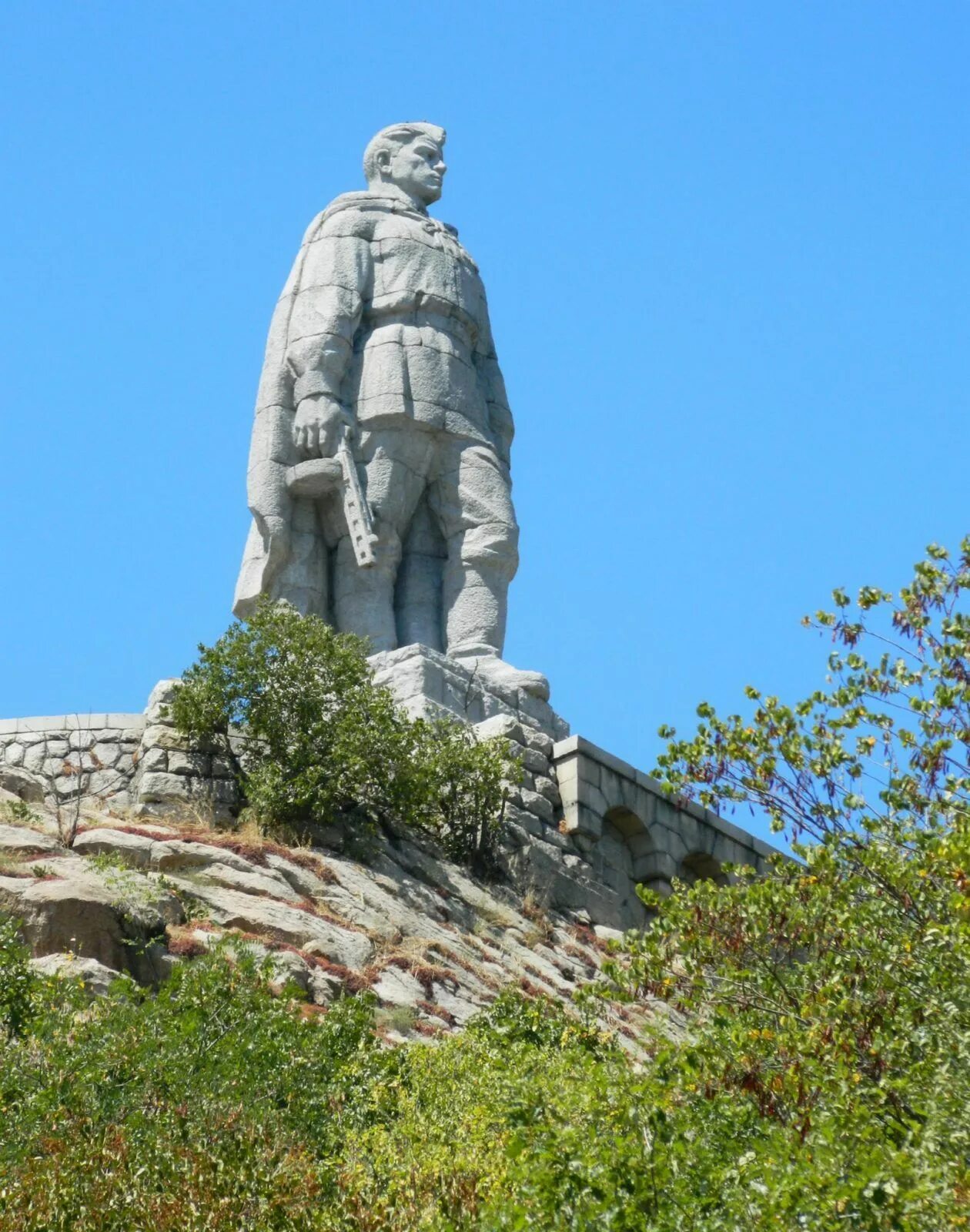 Русский солдат алеша. Стоит над горою алеша в болгарии русский солдат. Памятник в болгарии русскому солдату алеше. Под горою алеша. Над горою алёша.