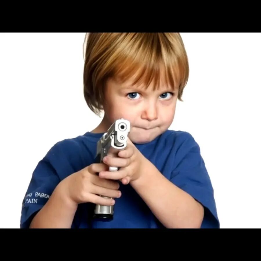Baby gun. Пистолеты для детей. Мальчик с игрушечным пистолетом. Малыш с пистолетом.