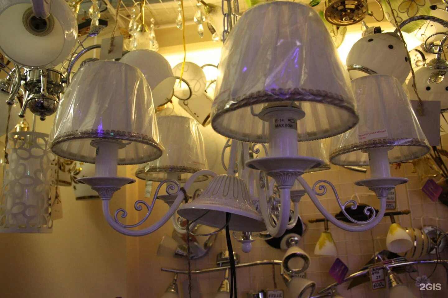 Люстры россия. Лампы светильники магазин. Магазин дом люстр. Воронеж героев сибиряков 2ф. Люстры магазина континент света в бежице.