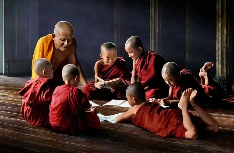 9 детей дзен. Тхеравада буддизм. Буддийский монах с учениками. Учитель и ученик буддисты. Мудрец и ученик.