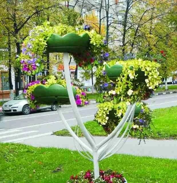 Вазон с цветами. Цветочницы москва. Уличные вазоны с цветами. Цветочницы москва. Цветочницы из металла уличные.