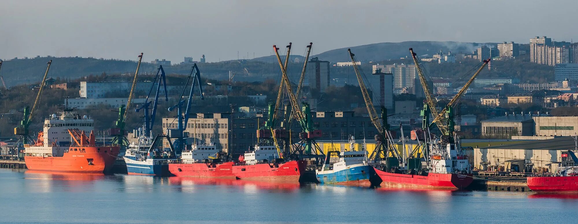 Порт описание серий. Мурманский морской рыбный порт. Морской торговый порт Мурманск. Северный порт Мурманск. Грузовой порт Мурманск.