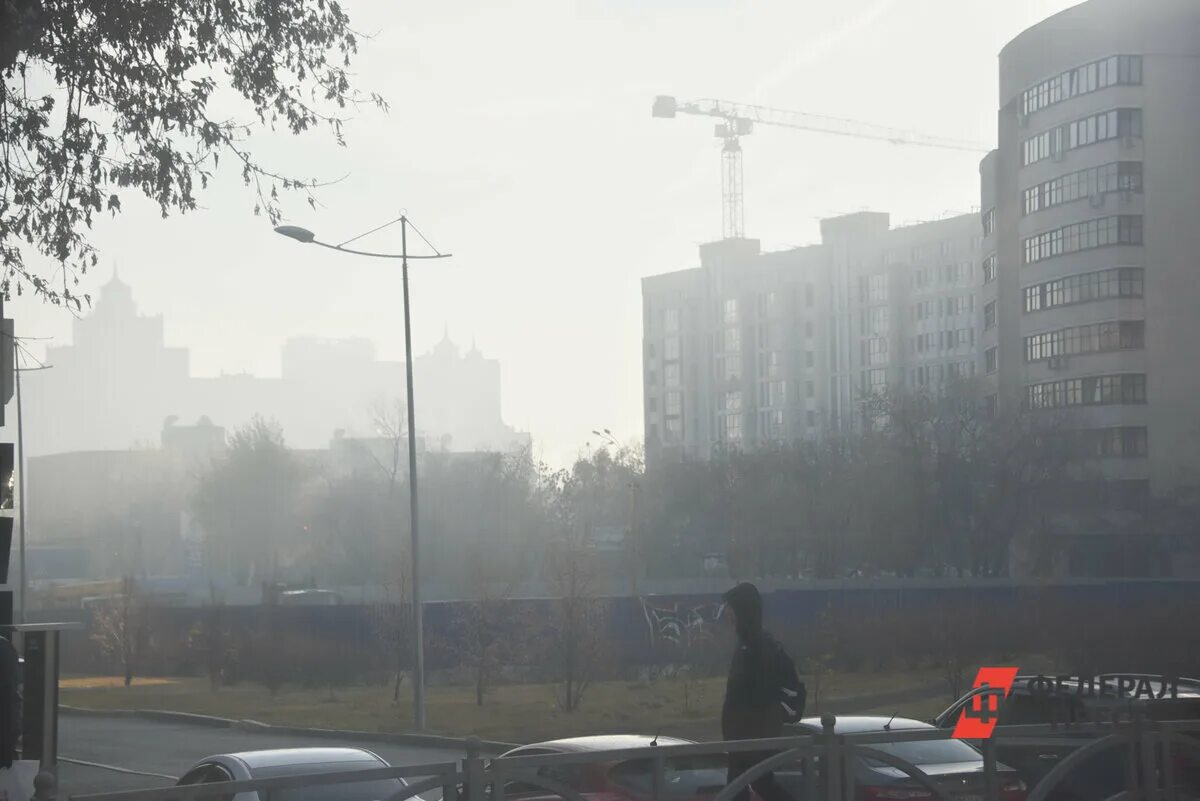 Смог Свердловская область. Екатеринбург смог. Смог в городе. Город в дыму. В воздухе запах гари