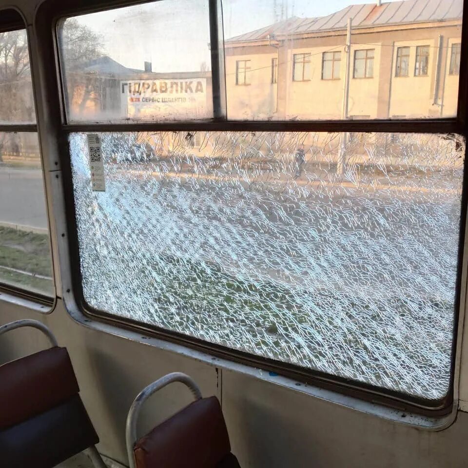 Обстрел трамвая. Окно трамвая. Окно трамвая изнутри. Большие окна трамвая. Фото вид из окна трамвая.