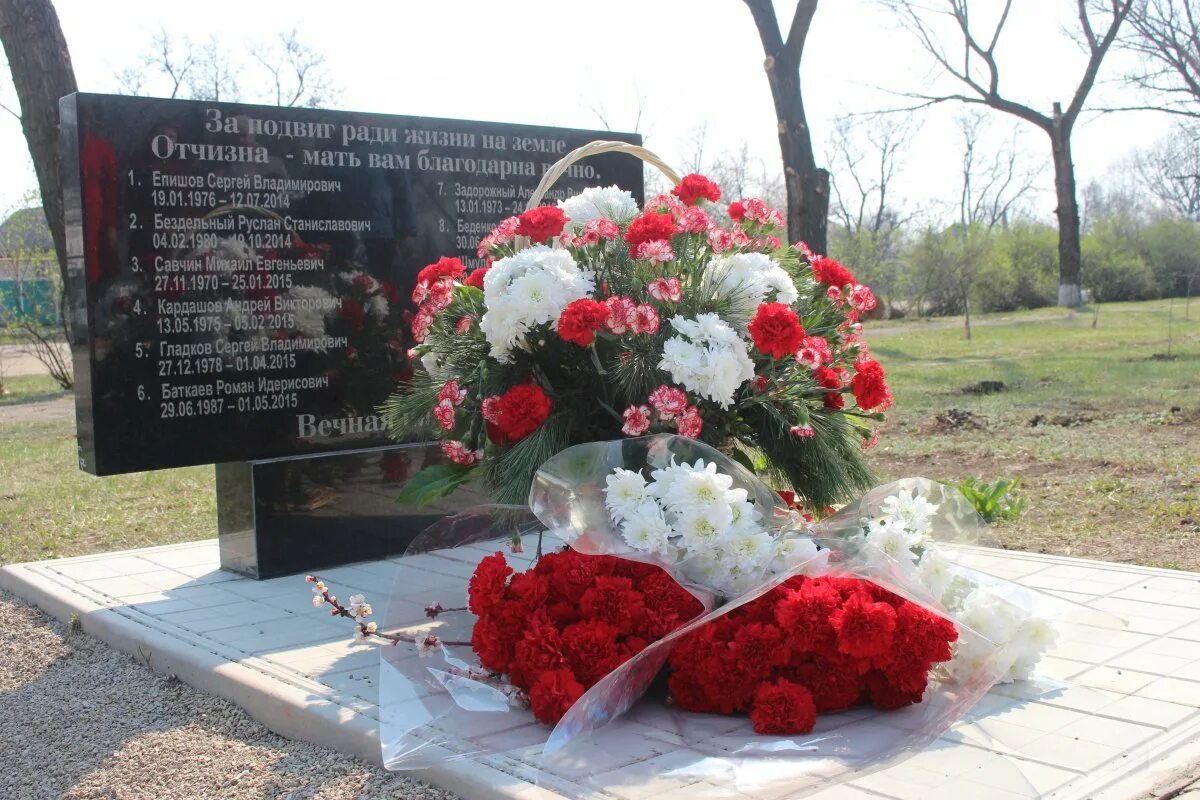 Памятник погибшим украина. Мемориал защитникам Донбасса. Зимогорье ЛНР. Памятный знак погибшим. Памятник погибшим на Донбассе.