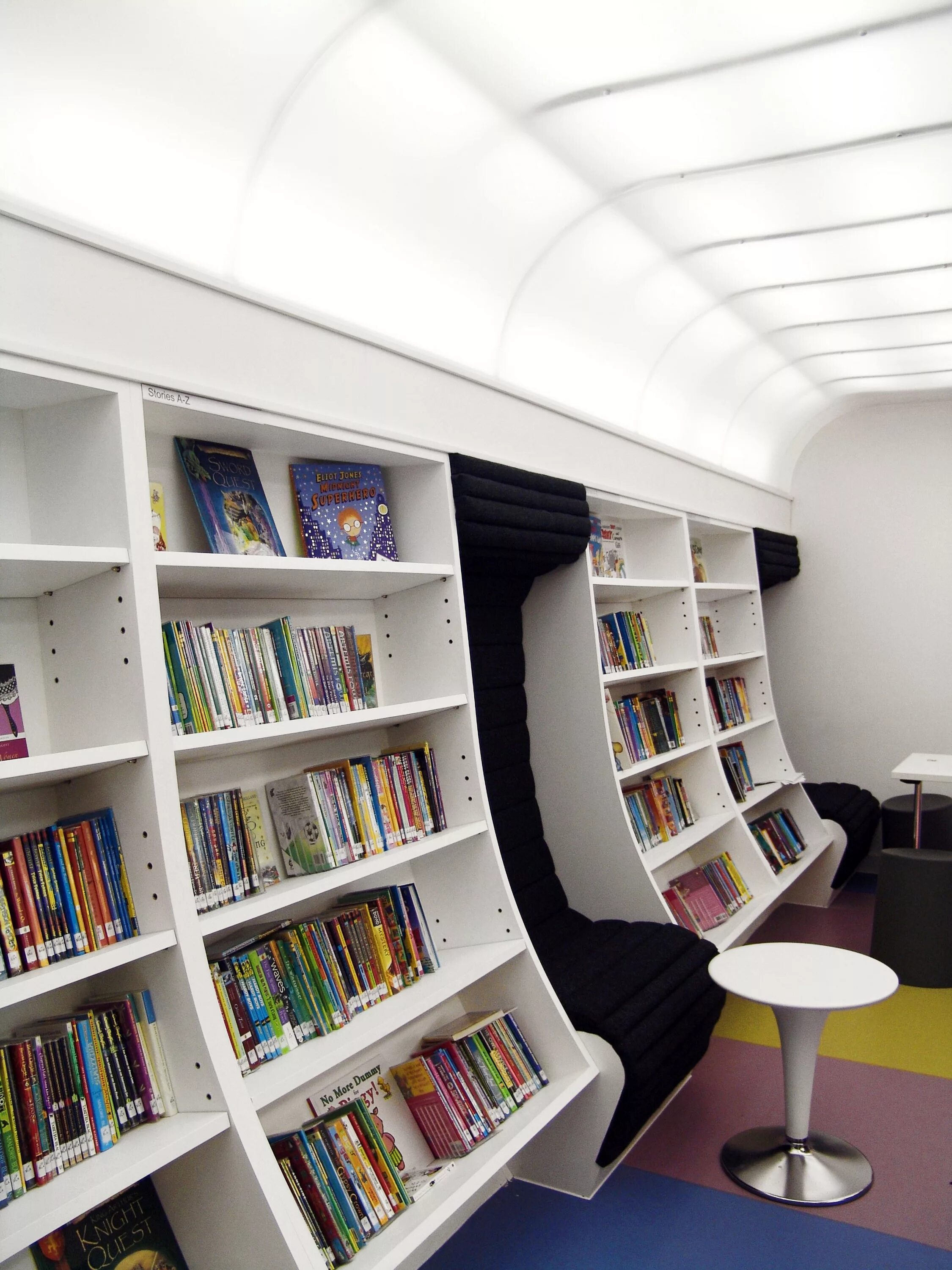 дизайн современной библиотеки. интерьер современной библиотеки. современное пространство в библиотеке. читальный зал в библиотеке. современная библиотека.