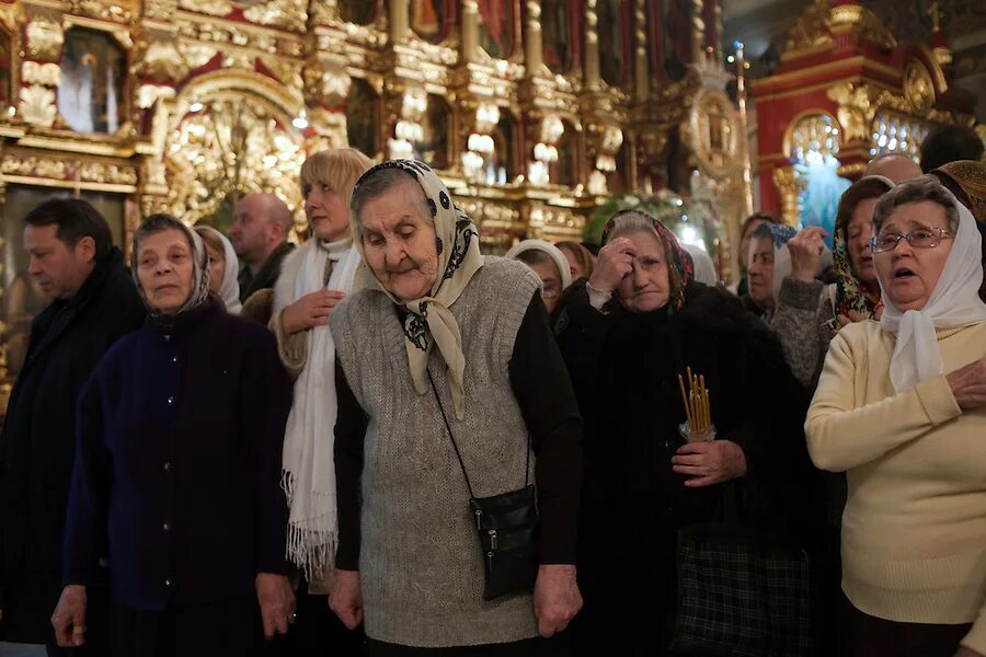 Женщина в храме. Посетитель храма. Можно ли посещать храмы