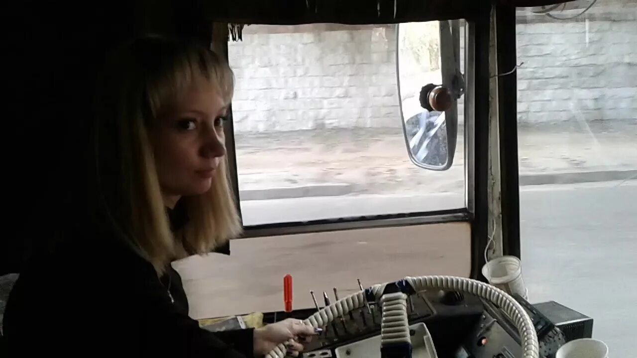 В минуты когда троллейбус с пассажирами. Женщина водитель троллейбуса. стажировка за рулем на троллейбусе. кабина водителя на троллейбусе бтз. девушка руль троллейбус.