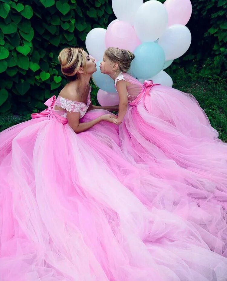 Мама дочка на выпускной. Мама с дочкой в пышных платьях. Платья для фотосессии мама и дочка. Свадебное платье для мамы и Дочки. Розовое пышное платье.