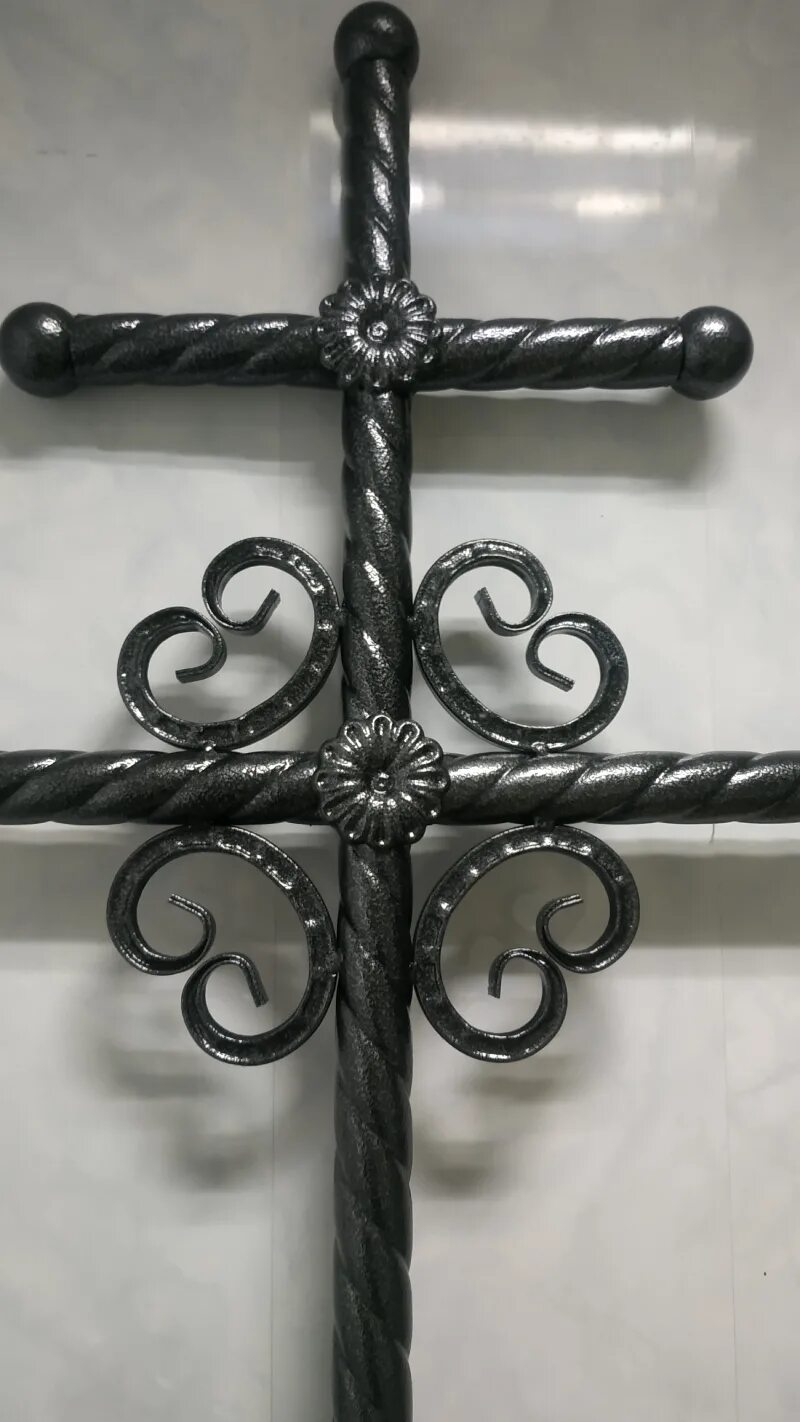 Крест на могилу из металла. Крест могильный железный. Крест могильный металлический православный. Могильный крест католический каменный. Кованые кресты.