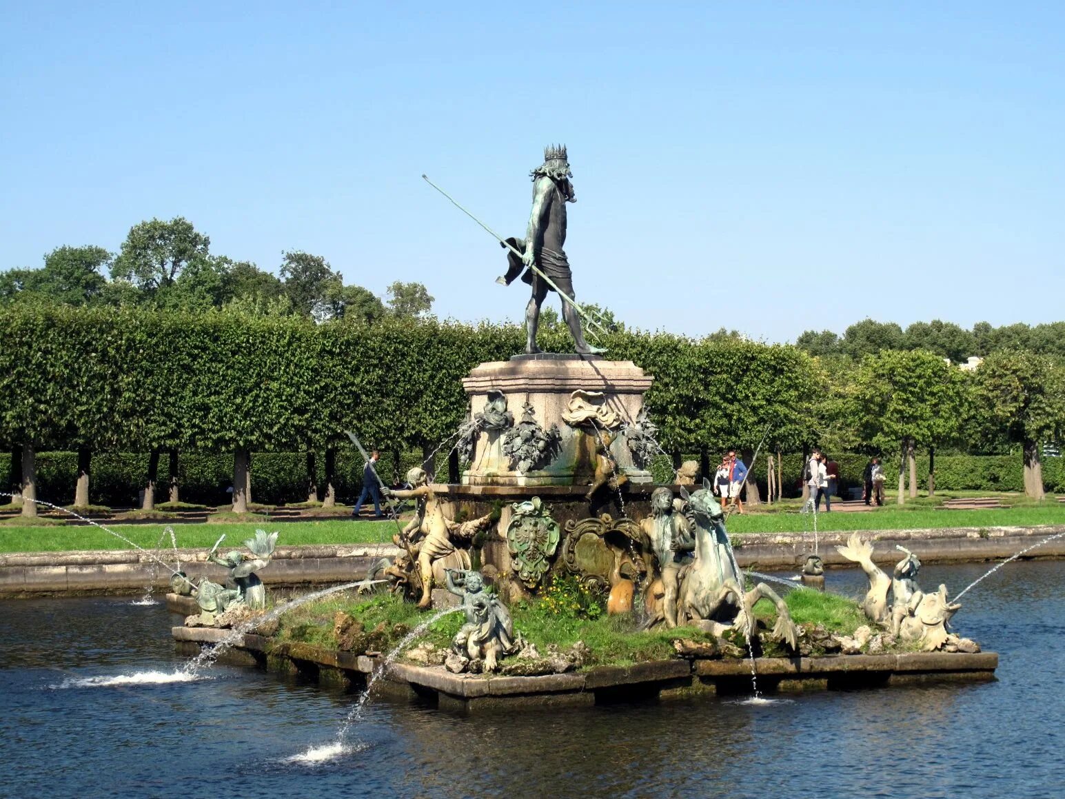 Нептун петергоф. Фонтан нептун в петергофе. петергоф в санкт-петербурге верхний сад. петергоф верхний парк. петергоф фонтаны верхний парк.
