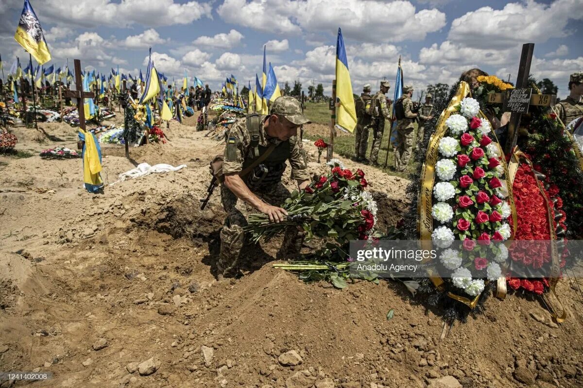 Украина ру последние. Убитые украинские военные. Похороны военных на Украине. Массовые похороны солдат ВСУ на Украине.