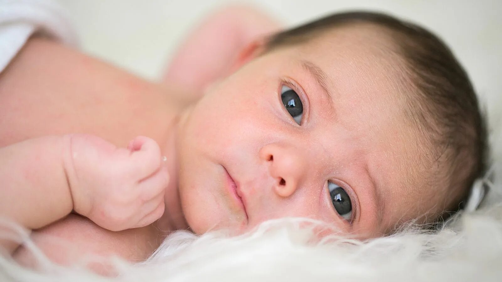 Глаза у новорожденных. Глаза новорожденного ребенка. Новорожденные с карими глазами. Цвет глаз у новорожденных.