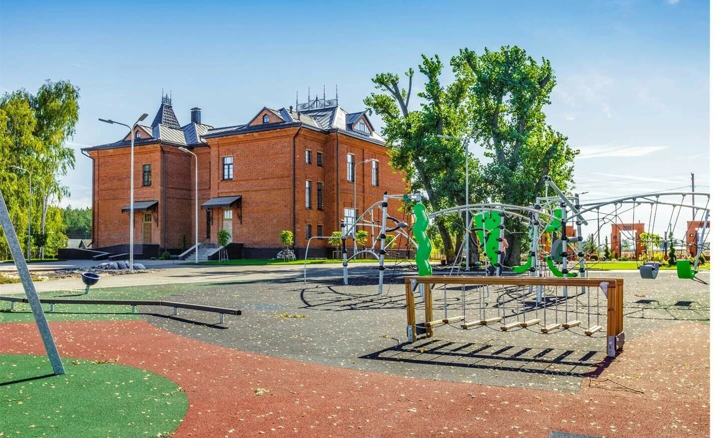 Перламутровое озеро в павловске воронежской области. Благоустройство воронежская область. Сквер футбольный воронеж. Острогожск парк тихая сосна. Благоустройство воронежская область.