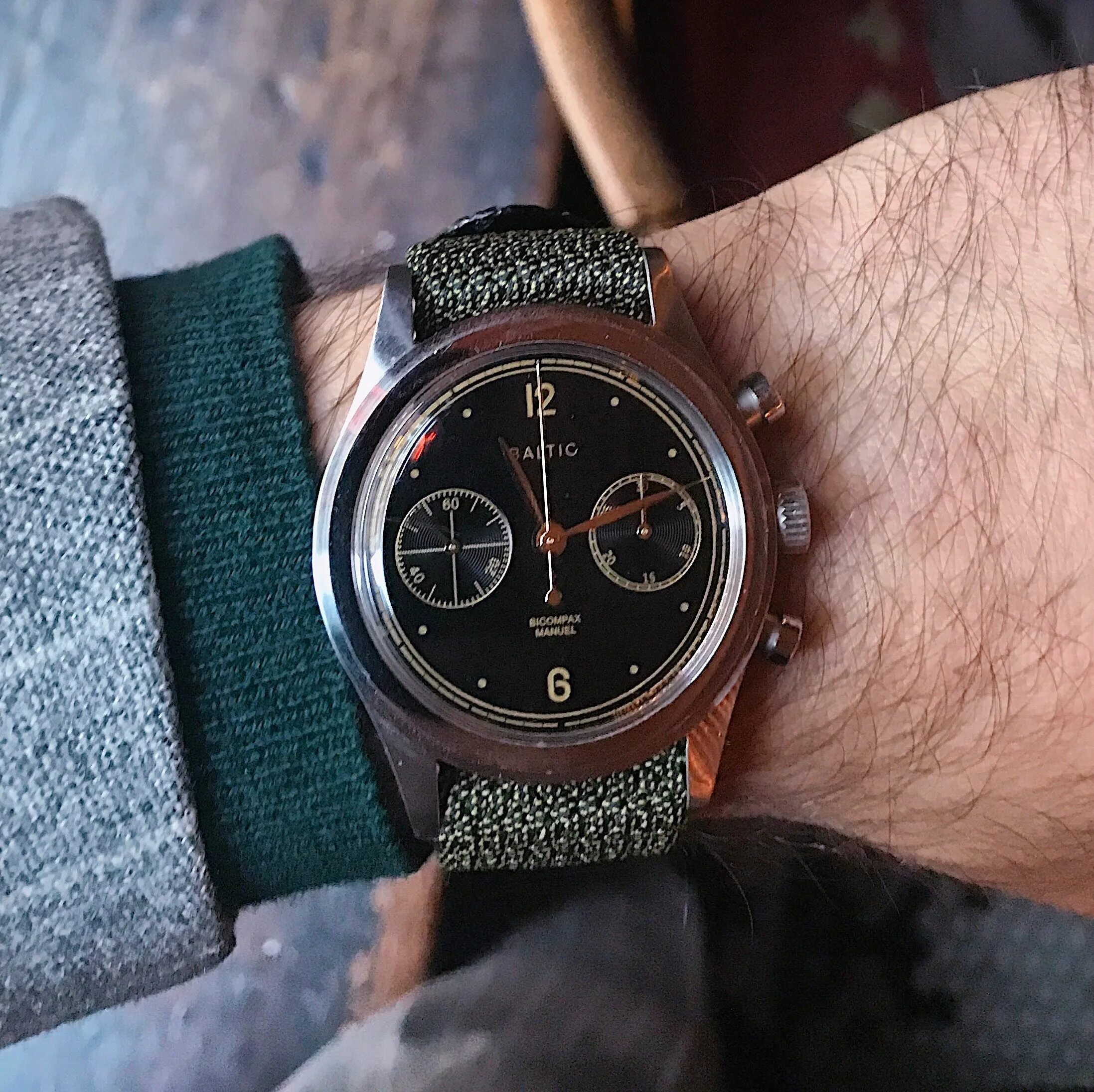 Джентльмен с часами. Gentleman часы. Джентльмен с часами. Часы tissot powermatic. Tissot powermatic 80.