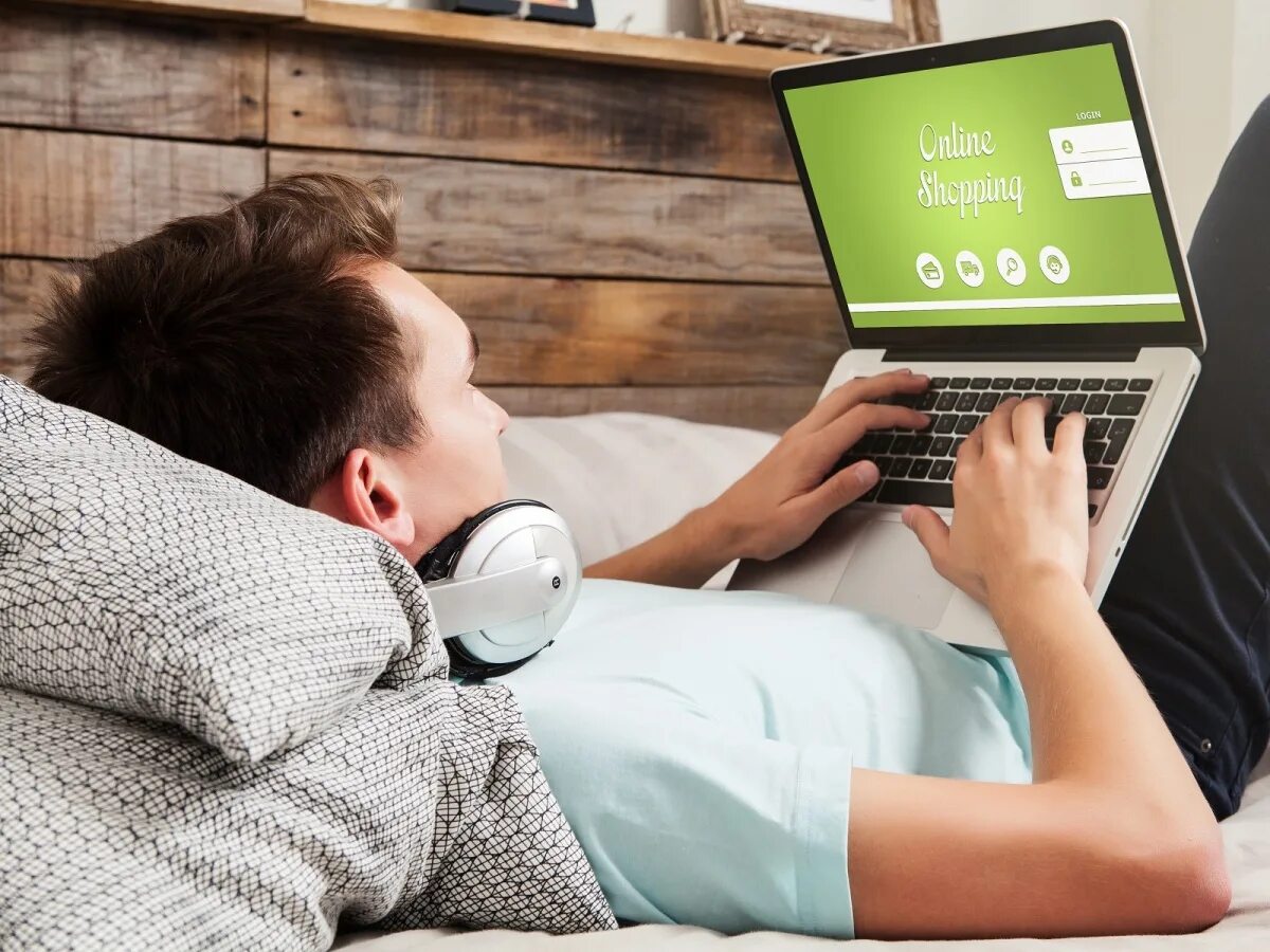 Подросток с книгой. Лежит за компом. Лежать и играть. Кровать для игр с веревкой. Лежать и играть.