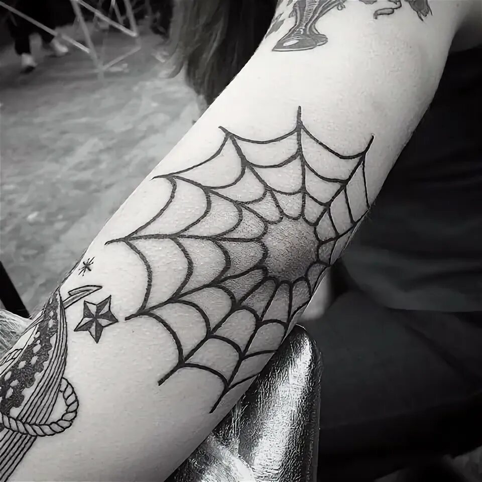 Бабочка в паутине тату. Паутина на колено девочке на тату. Паутина на колене девушки. Паутина на колене девушки. Тату паутина на руке.