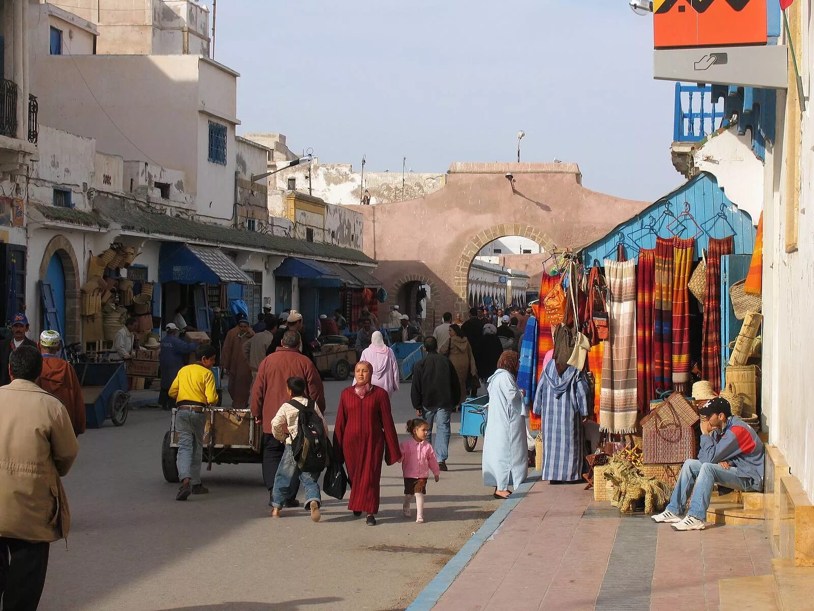 Фес город в марокко жители. Касабланка город в марокко центр люди. Темара марокко. Марокко жители марокканцы. Берберы марокко.