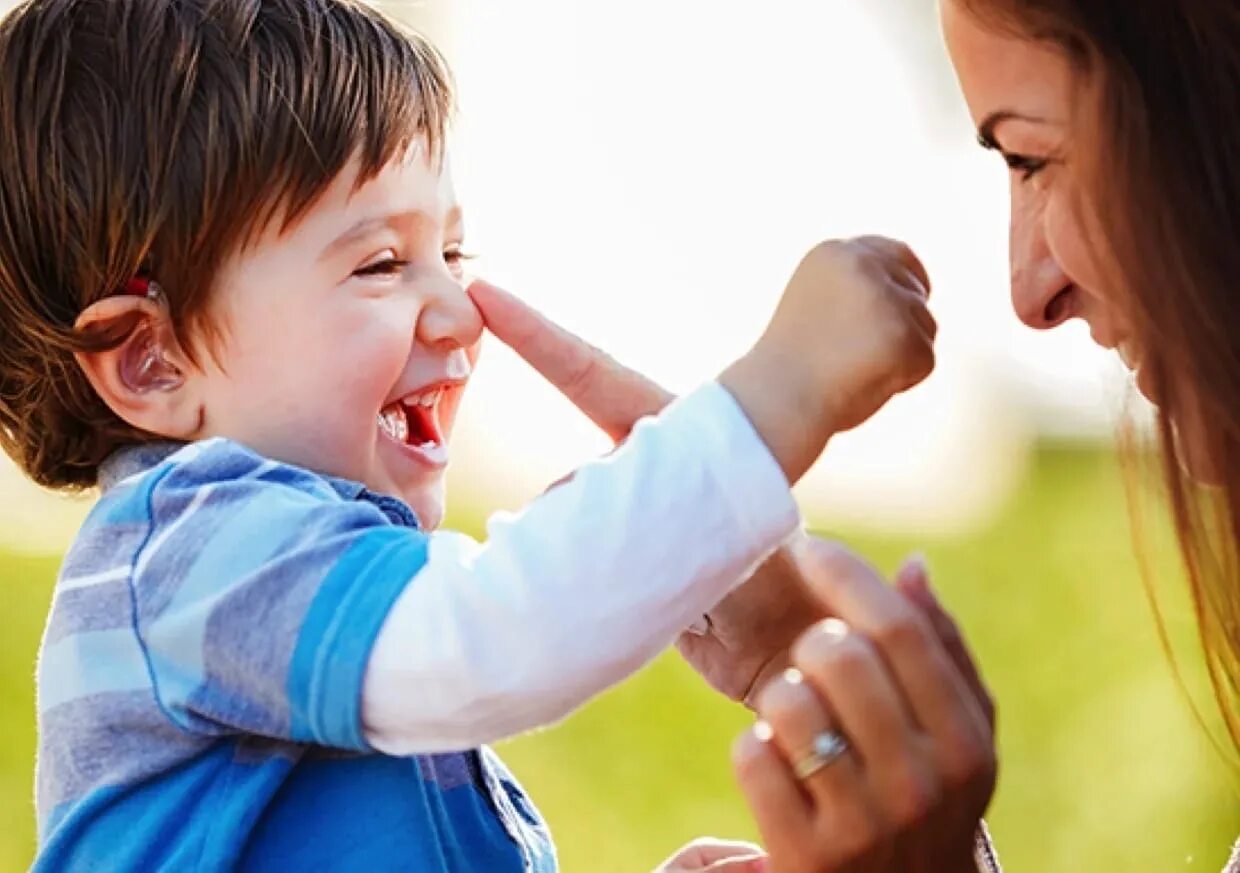 Children see children do. Счастливые глухие дети. Эмоции слабослышащих. Родители и слабослышащие детки. Развитие речи у детей.