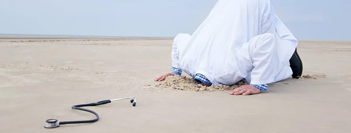 Hide in sand. Человек прячет голову в песок. Человек прячется. Страх неизвестного. Трусливый человек.