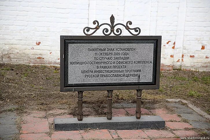 воинское захоронение табличка. табличка на братскую могилу. николай 1 в чембаре камень. памятная табличка на стойке. таблички для захоронения ветеранов.