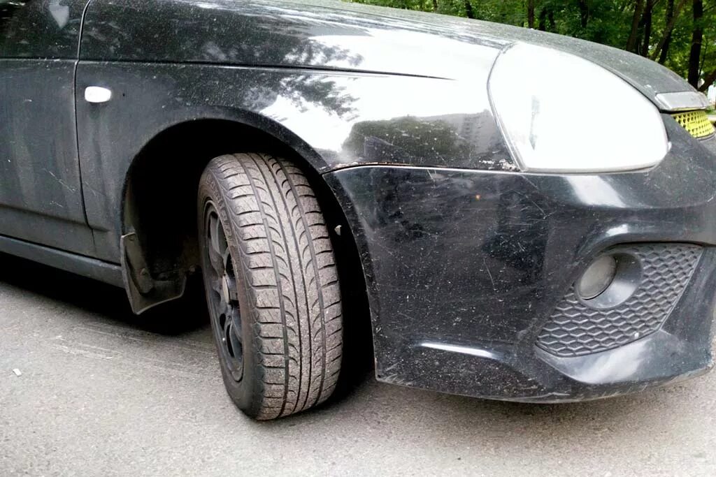 Машина с вывернутым колесом кчау. Вывернутые колеса на авто. Вывернутые колеса на авто. Припаркованный автомобиль с вывернутым колесом. Поворот колес при парковке.