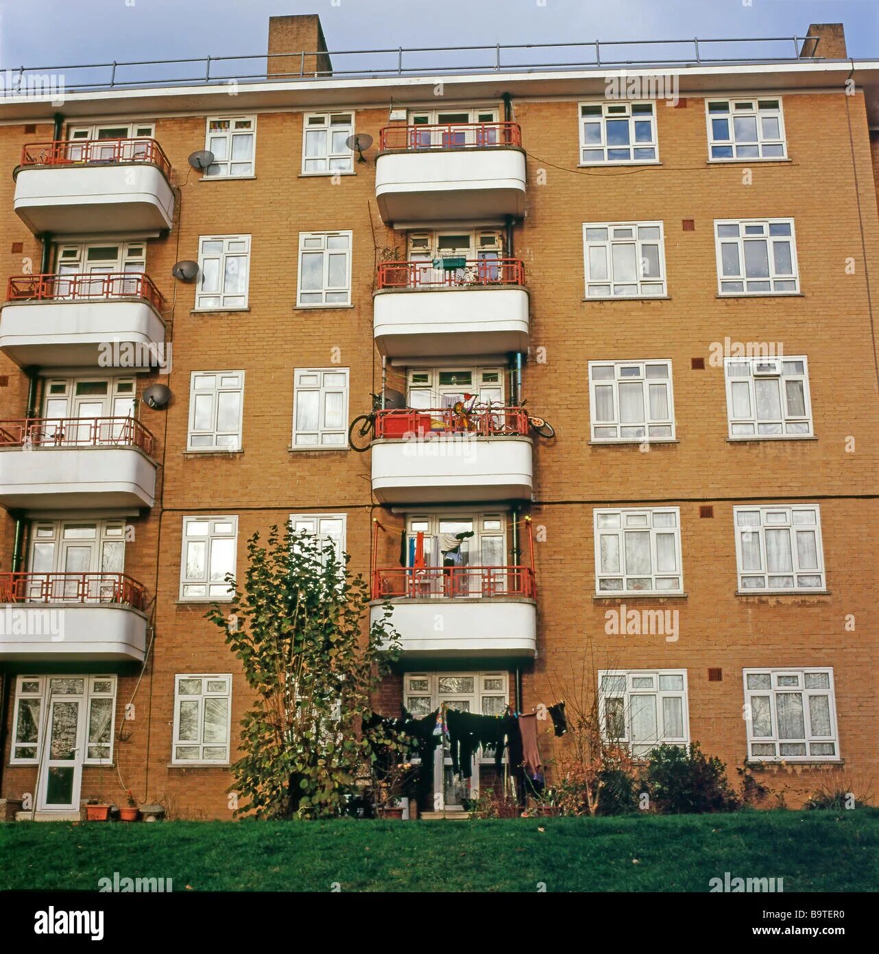 Block of flat перевод. London Block of Flats. Block of Flats in England. Building мы Block of Flats. Apartment Block British.