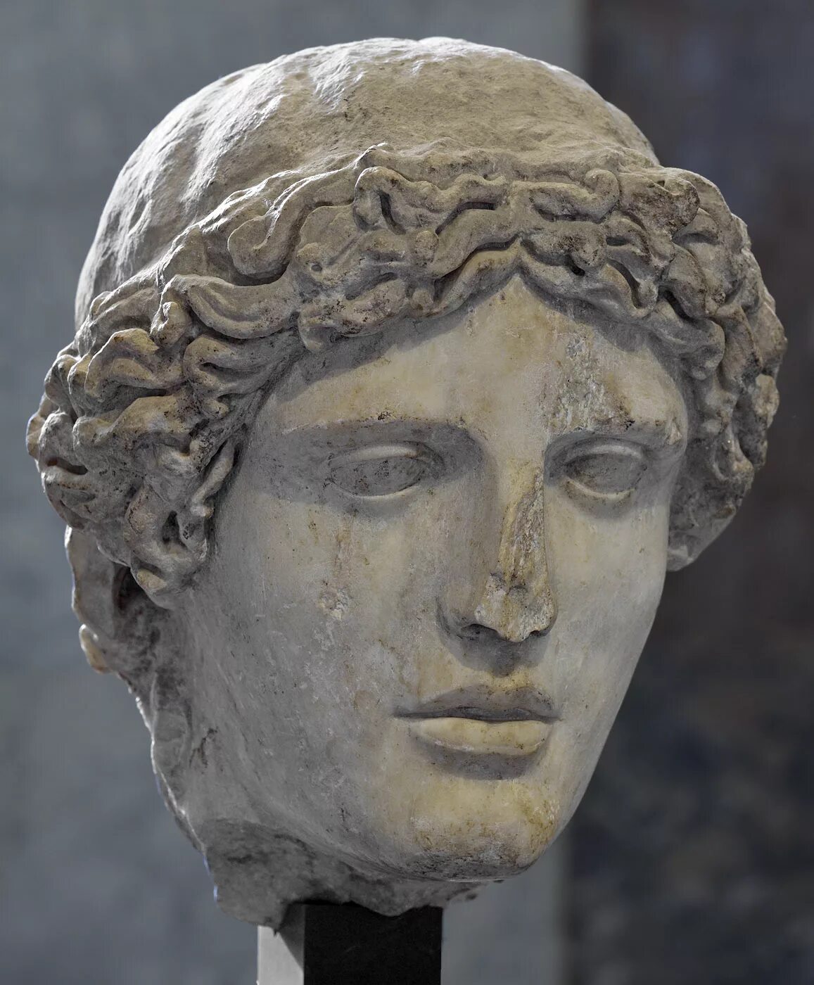 Голова на греческом. Голова Аполлона древняя Греция статуя. Голова Кауфмана Лувр. Голова Богини (III В. до н.э.; мрамор). Вели. Аполлон скульптура голова.
