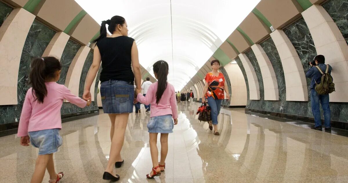 Метро для детей. Подземка для детей. Женщина с ребенком в метро. Московское метро для детей. Метрополитен дети