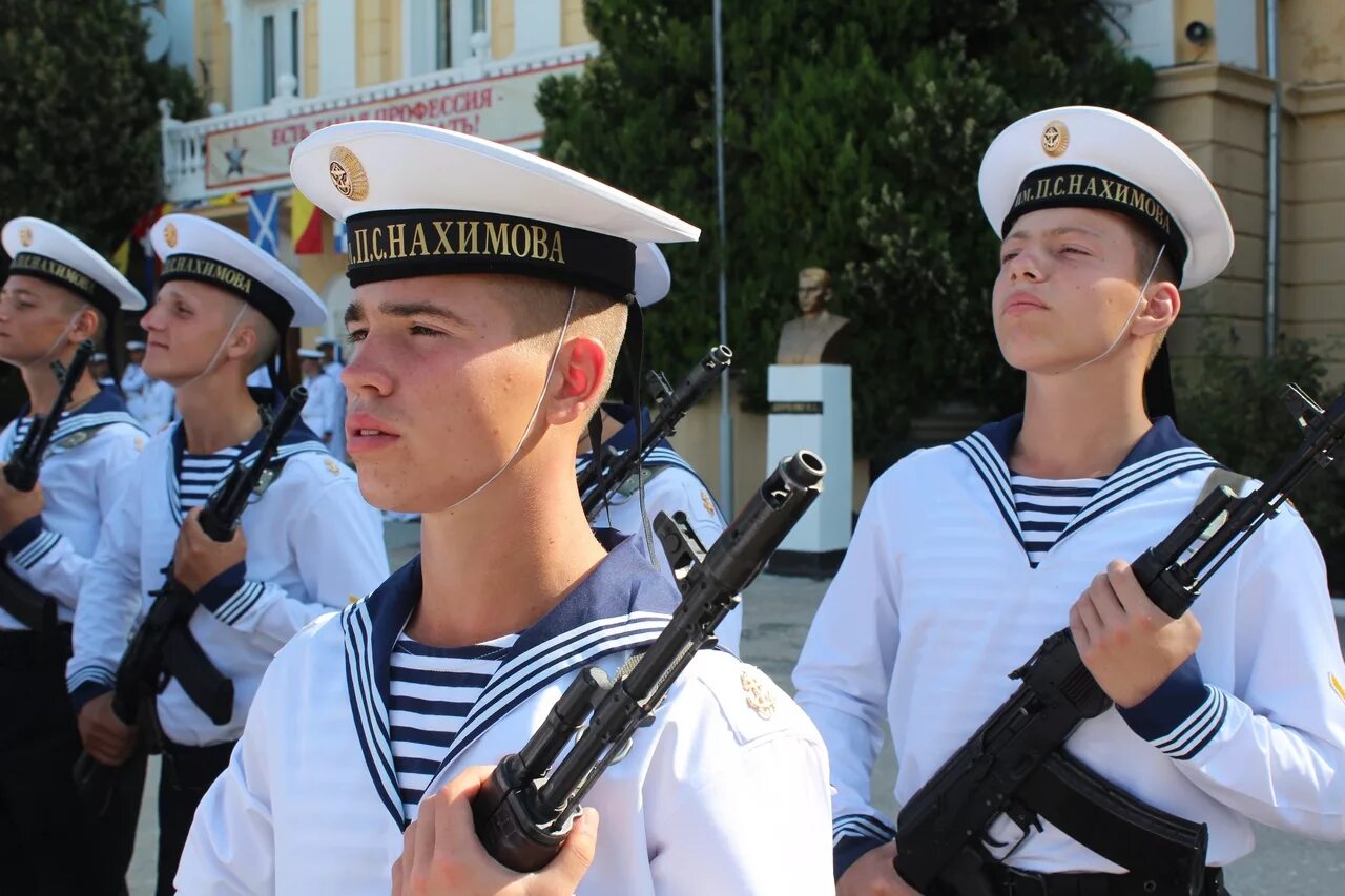 Морское училище в ростове на дону. Мариупольское морское училище. Мариупольское морское училище. Нахимовское военно-морское училище мариуполь. Нахимовское военно-морское училище в санкт-петербурге.