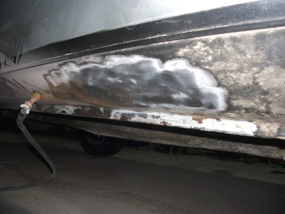 Выпрямление споттером порога. Выпрямить порог. Выпрямитель порогов. Выправление порогов автомобиля. Вытягивание порога автомобиля.