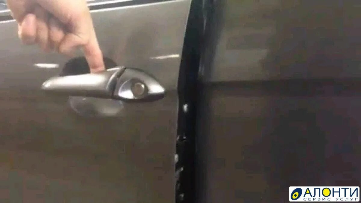 Ржавеет ли бмв х5. Планка открывания багажника x5 e53. Бмв х5 открытый капот. Bmw e70 открытие багажника. Бмв дверь без ключа.