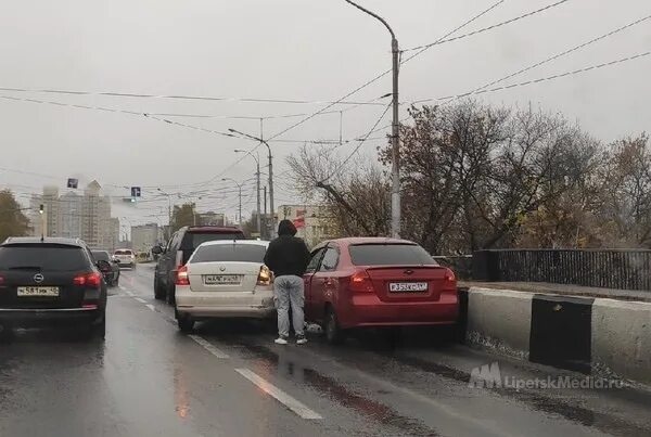 Что происходит в городе липецке. Пробка на петровском мосту в липецке. пробка в городе липецк. потом в липецке.