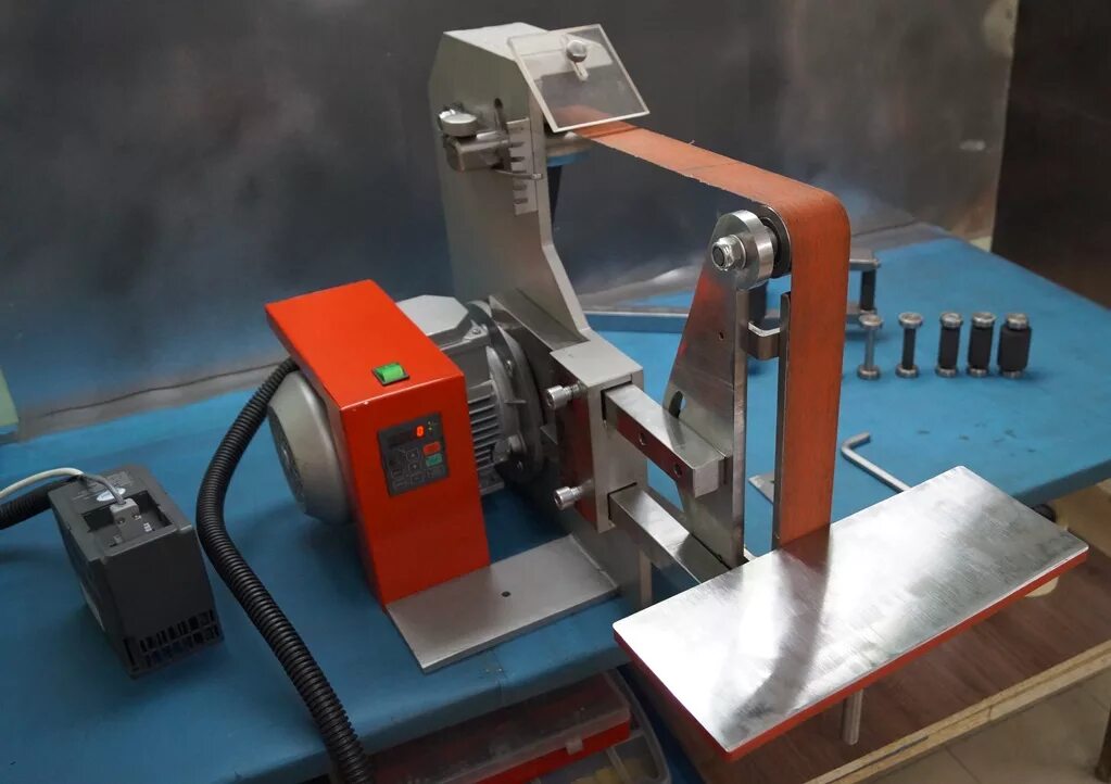 Шлифовальный станок гриндер grinder. Ленточный шлифовальный гриндер. Ленточный шлифовальный станок гриндер. Шлифовальный станок гриндер grinder. Гриндер по металлу.