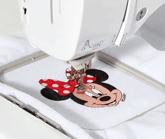 Вышивальные машины бротхер. Машинка которая вышивает рисунок. Машинка которая вышивает рисунок. Janome memory craft 500e (mc 500e). Janome sl 2022.