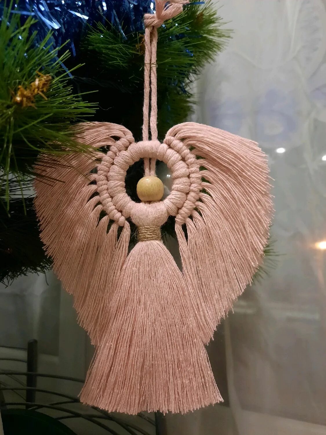 Ангел из макраме. Рождественский ангел макраме. Ангелочки из макраме. Ангел макраме мастер. Елочные игрушки макраме.