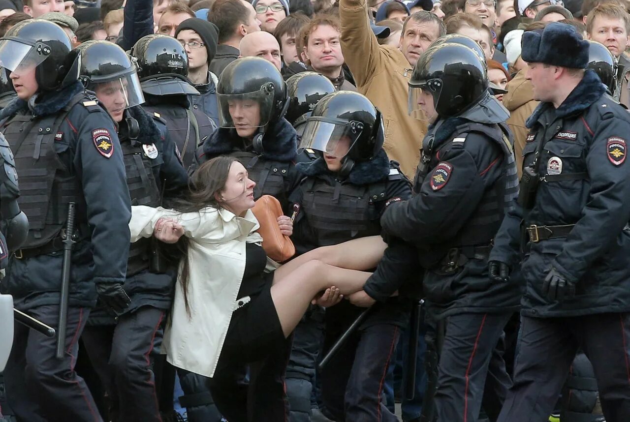 Злостное неповиновение. Девушки полицейские на митинге. Омоновцы несут девушку. ОМОН женщины.