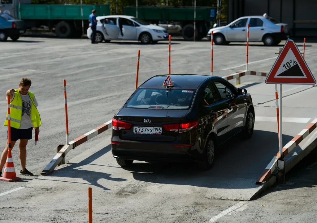 Сдача экзамена в гибдд в 2024г. Экзамен по вождению. Экзамен ГИБДД. Экзаменационная машина ГИБДД.