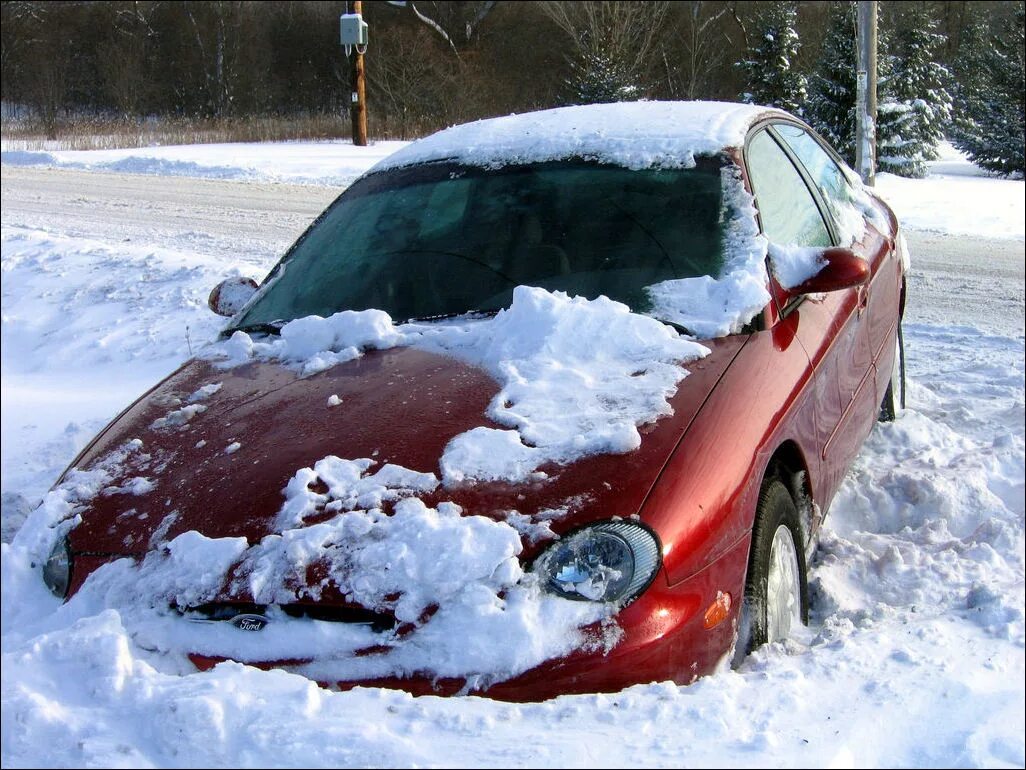 Въехал в сугроб. Автомобиль застрял в снегу. Машина в сугробе. Автомобиль забуксовал в снегу. Машина застряла.