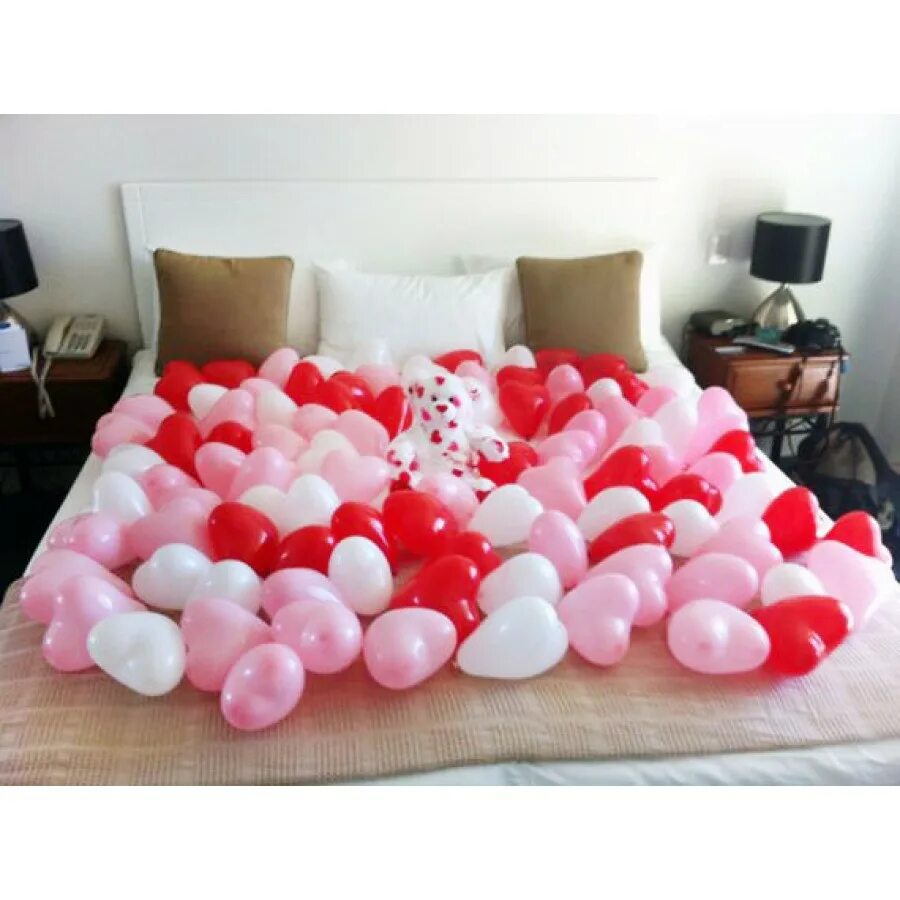 Воздушные шары на полу. Шары в комнате. Воздушные шары в комнате. Украсить комнату шарами. Романтический подарок.