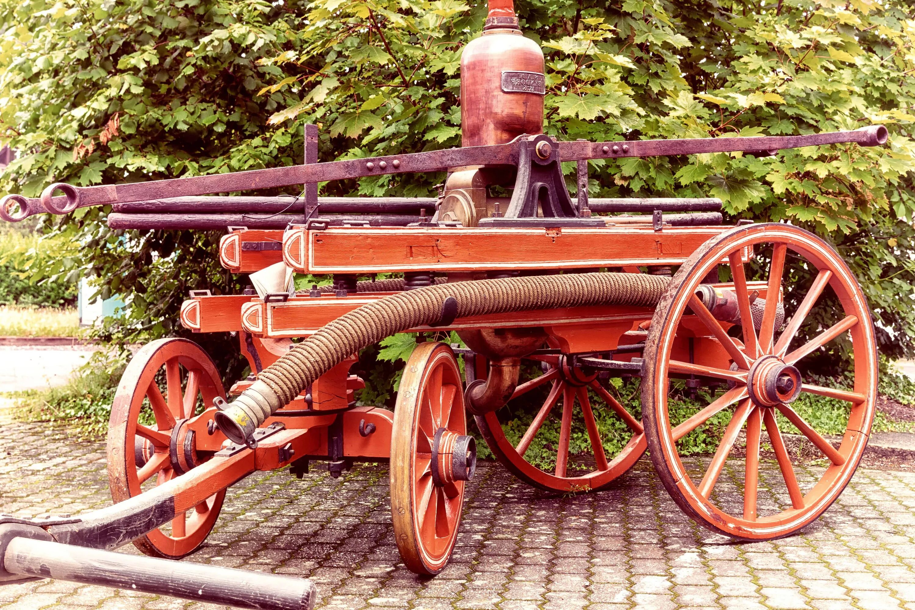 Первая пожарная машина. Пожарная машина Вандерберг 1901. Старинные пожарные машины. Старинный пожарный насос. Пожарные машины в древности.