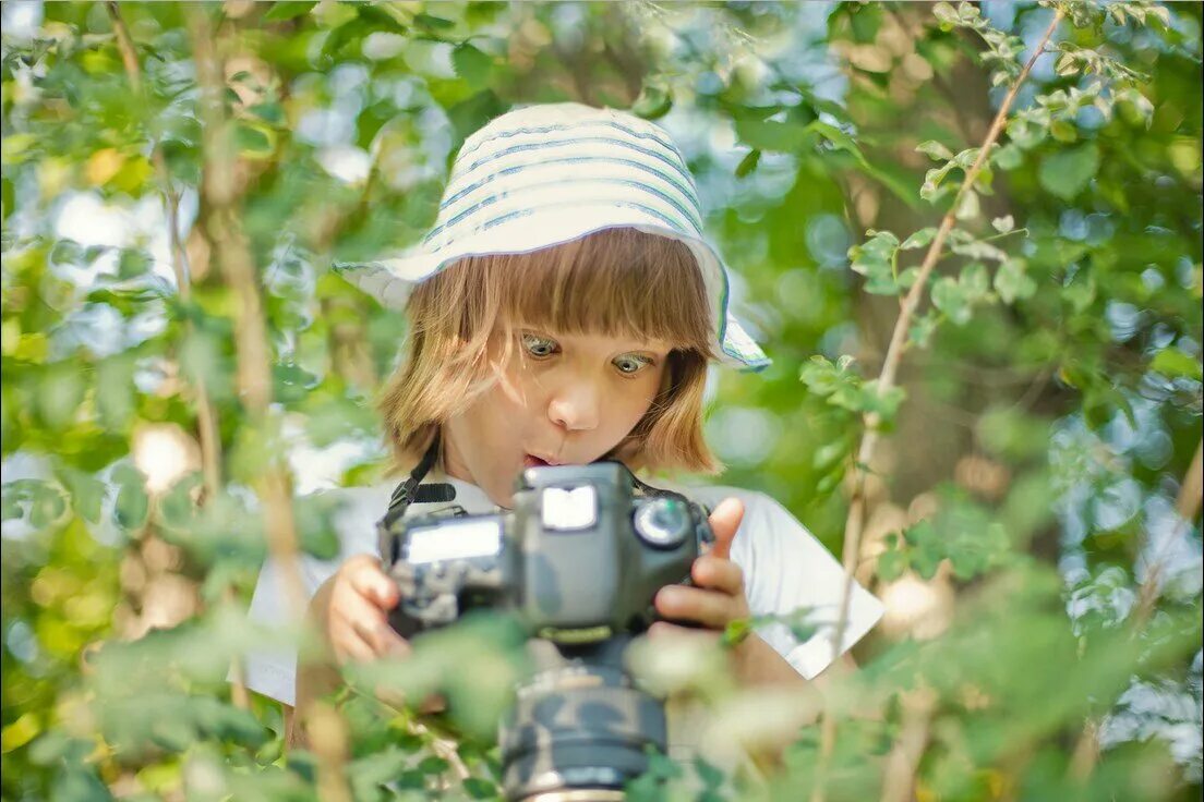Фотоаппарат для детей. Дети фотографируют природу. Детская фотосессия с фотоаппаратом. Фотограф на природе. Фотоконкурс для детей