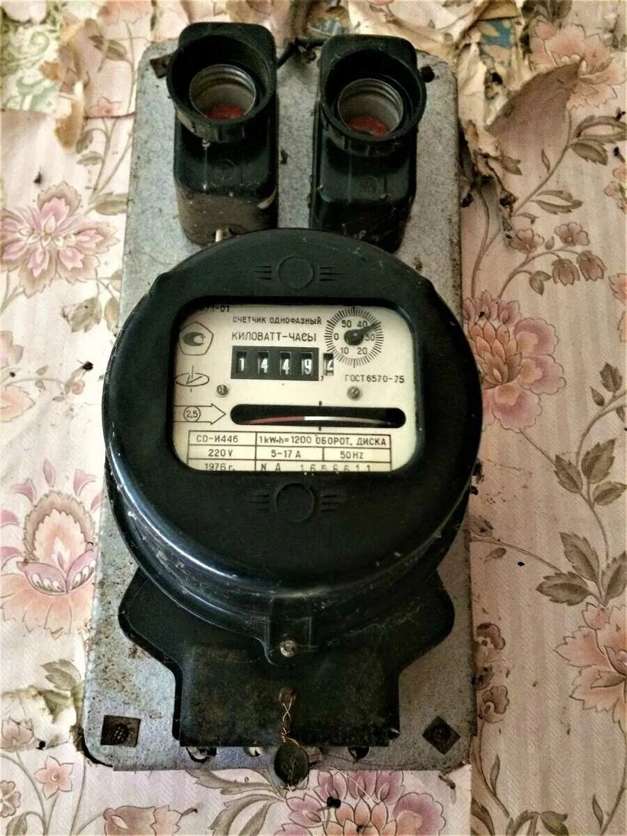 Старый электрический счетчик
